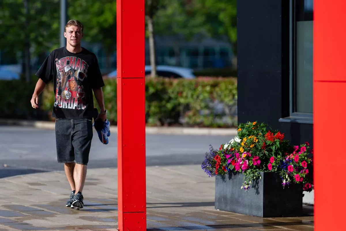 曼晚：霍伊伦还有37天来说服曼联，可省下六千万镑的转会费